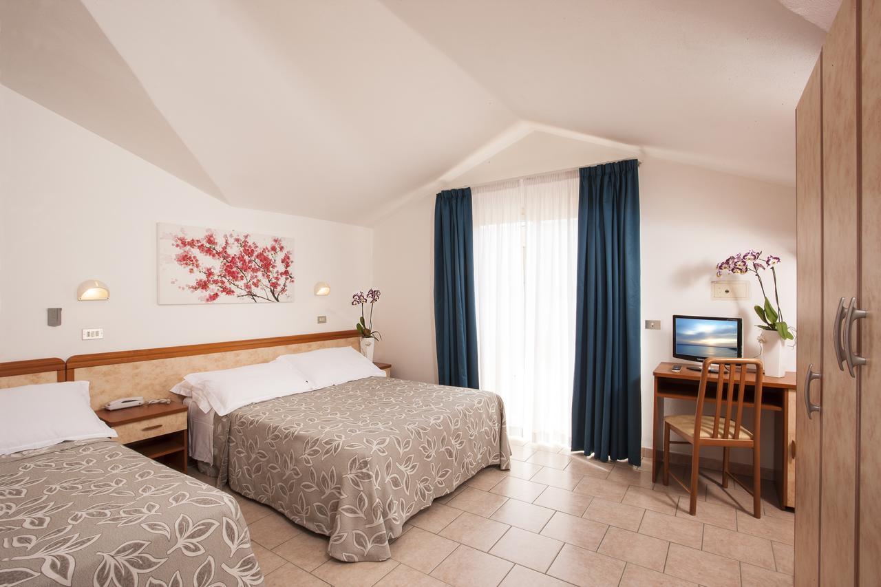 Hotel Calypso Чезенатико Номер фото
